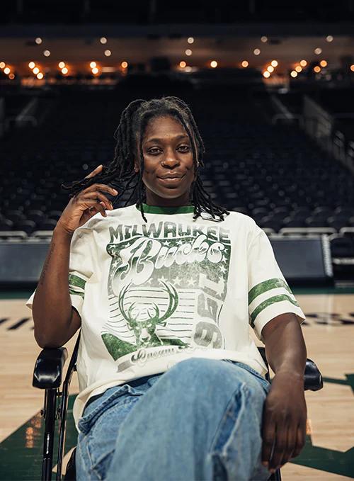 Women's The Wild Collective Vintage Milwaukee Bucks Drop Shoulder T-Shirt - Image 2
